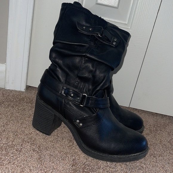 Shoes - Black buckle heeled boots